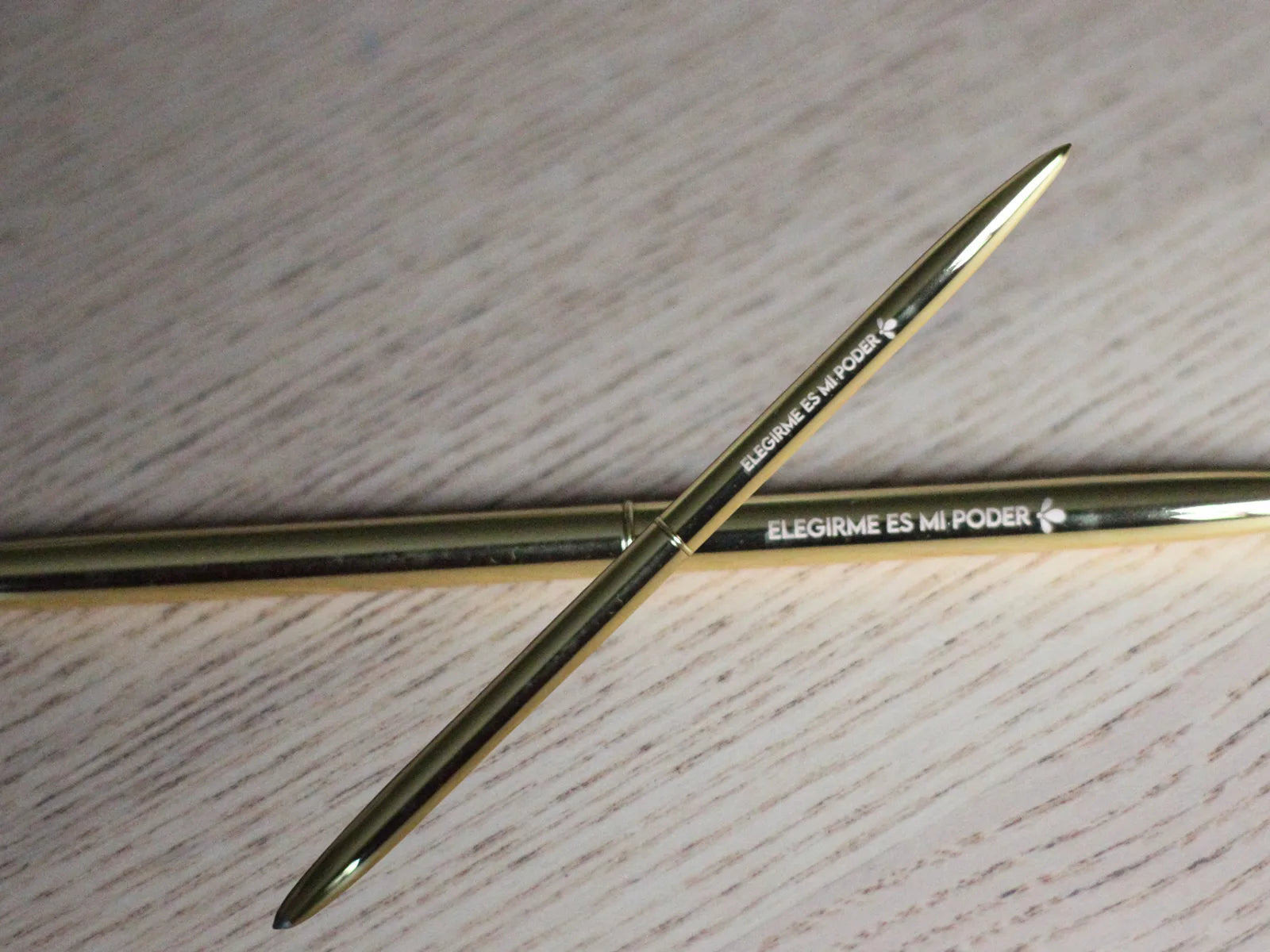Detalle del grabado ELEGIRME ES MI PODER sobre el cuerpo de la pluma